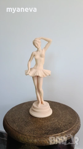 Изящна статуетка на балерина с печат за произход от Гърция . 