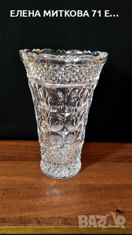 Една внушителна кристална ваза с богата геометрична гравюра и красиво оформен ръб