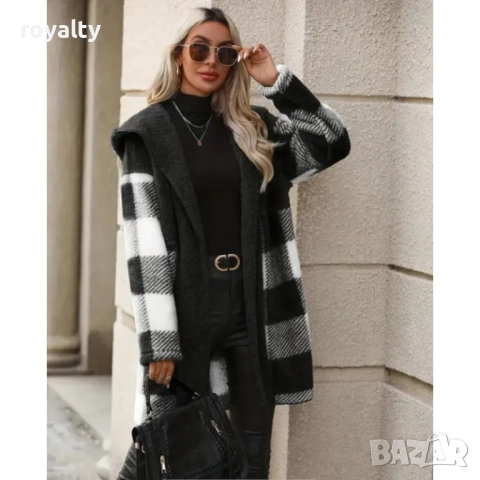 Поларена жилетка с качулка с кариран десен в черно и бяло