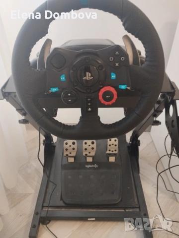 Геймърски волан Logitech G29 Driving Force, монтиран на стойка.Окомплектован с допълнителен скоросте