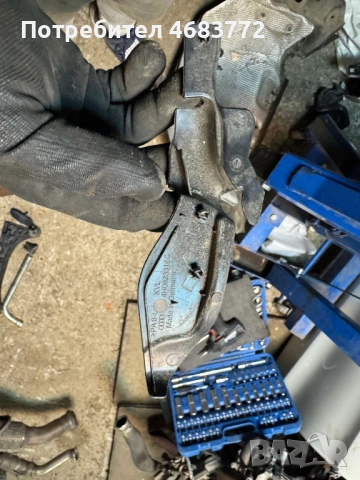 Пластмаса за дясна панта на преден капак на Ауди Audi A8 D4 H4 само за 30лв. 4h0823316C, снимка 2 - Части - 52809016