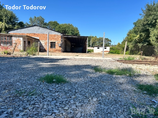 Индустриално хале с двор!