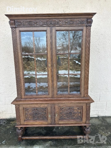 Масивна ретро витрина с дърворезба и стъклени врати, снимка 3 - Секции и витрини - 53958282