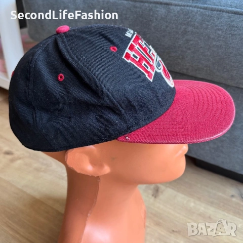 Шапка с козирка Miami Heat Mitchell&Ness NBA червено черно зимна , снимка 4 - Шапки - 53809951