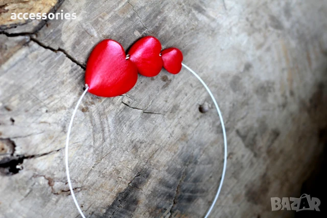 Колие с три червени сърца