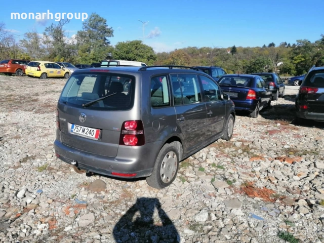 Лек автомобил Volkswagen Touran 1.4 TSI, снимка 3 - Автомобили и джипове - 52023980