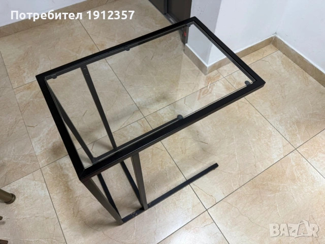 Продавам помощна масичка