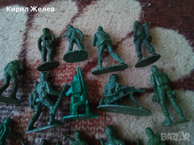 Войници пластмасови 12 броя 51757, снимка 5 - Колекции - 52105931