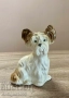 Порцеланова статуетка на куче, снимка 1