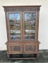 Масивна ретро витрина с дърворезба и стъклени врати, снимка 3