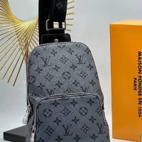 Мъжка чанта сива звезда Louis Vuitton реплика, снимка 1 - Чанти - 45535163
