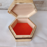 Стара дървена кутия - шестоъгълна с пирография - Българска, снимка 5 - Антикварни и старинни предмети - 44967745