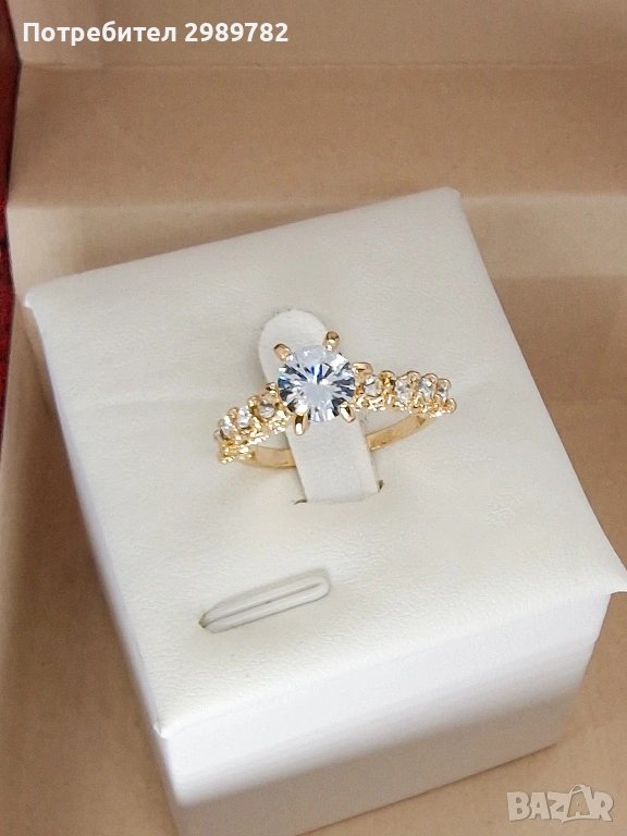  Класически дамски пръстен с централен прозрачен камък и коронна рамка., снимка 1