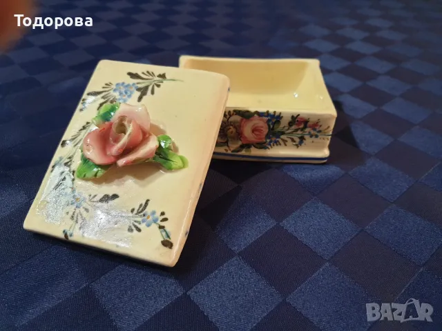 Порцеланова италианска кутийка за бижута с форма на книга., снимка 4 - Антикварни и старинни предмети - 49689101