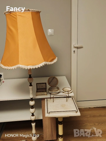 Сет маса, лампа и кутии от мрамор