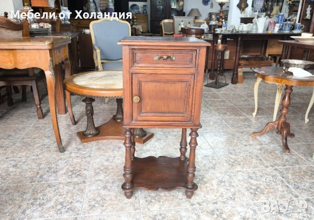 високо старинно шкафче