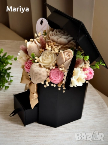 Букет с цветя от соев восък в кутия за абитуриент - черна шапка , снимка 3 - Изкуствени цветя - 53955325