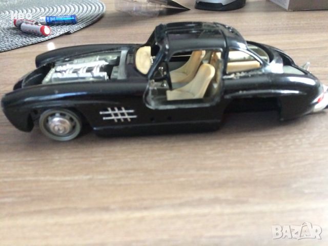 Мерцедес - Бенц 300 SL - 1 /24  на фирма "Burago" Италия, снимка 1 - Колекции - 45767266