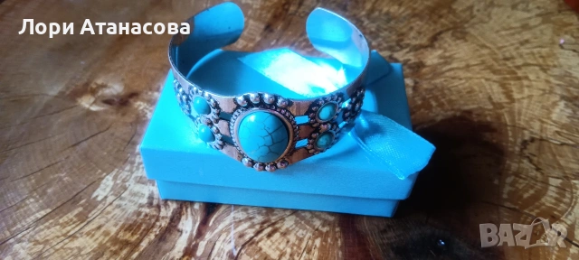 Винтидж гривна от сплав, инкрустирана с тюркоаз и флорални декорации, с регулируем дизайн на отвора, снимка 4 - Гривни - 54003430