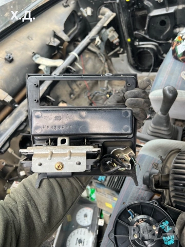 Интериорна пласмаса с пепелник Мицубиши спейс Рънър 1998г , снимка 2 - Части - 54059799