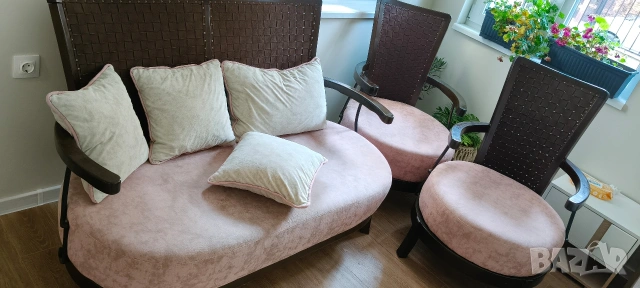 Диван с две красла изработен от качествени материали, светло розов плат и декоративни възглавници