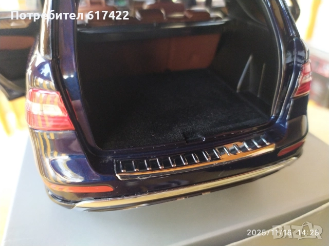 1:18 Метален модел на Mercedes M Klasse ML 2011 Minichamps, снимка 13 - Колекции - 52433120