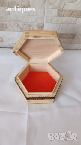 Стара дървена кутия - шестоъгълна с пирография - Българска, снимка 5 - Антикварни и старинни предмети - 44967745