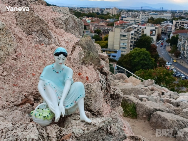 Vintage порцеланова статуетка на дама с кошница в седнала поза, снимка 7 - Статуетки - 51912759