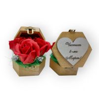 Дървена кутия със сапунени рози червено, снимка 1 - Сувенири от дърво - 45668833