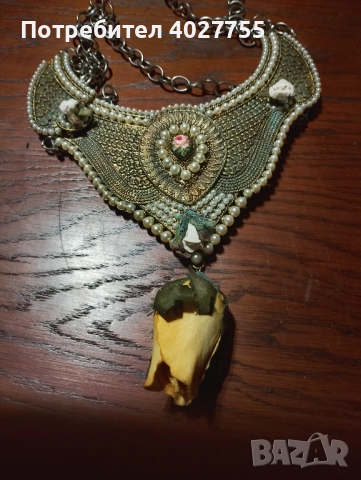 Колие с роза и ръчно ушит гоблен 