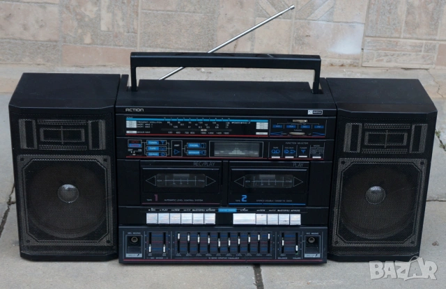 ACTION!Голям и много свирещ касетофон!Сервизиран