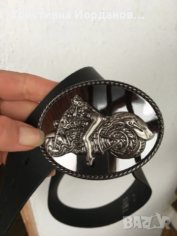 Нов кожен колан с катарама жена върху мотор