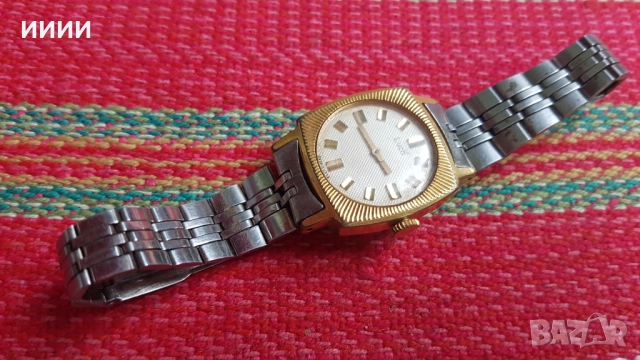 Дамски часовник Луч , снимка 3 - Антикварни и старинни предмети - 52195480