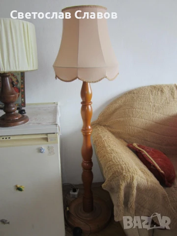 Висок лампион със стойка от стругован червен американски дъб и светлобежова шапка - 2,1