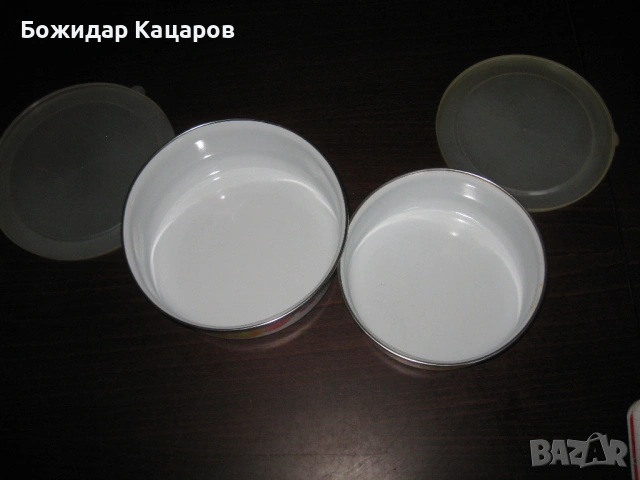 Две емайлирани кутии, за храна. Цена- 10 евро.Пращам по куриер. За София, може и лично да минете., снимка 2 - Съдове за готвене - 54213384