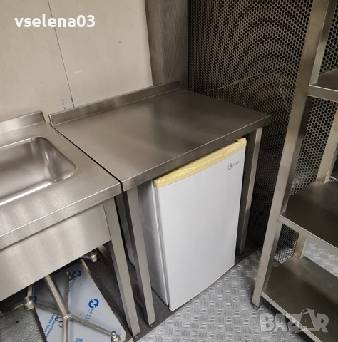 Работна маса от неръждаема стомана за професионална кухня