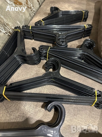 👕 Пластмасови закачалки – черни – 0.12€/бр (80 бр налични)