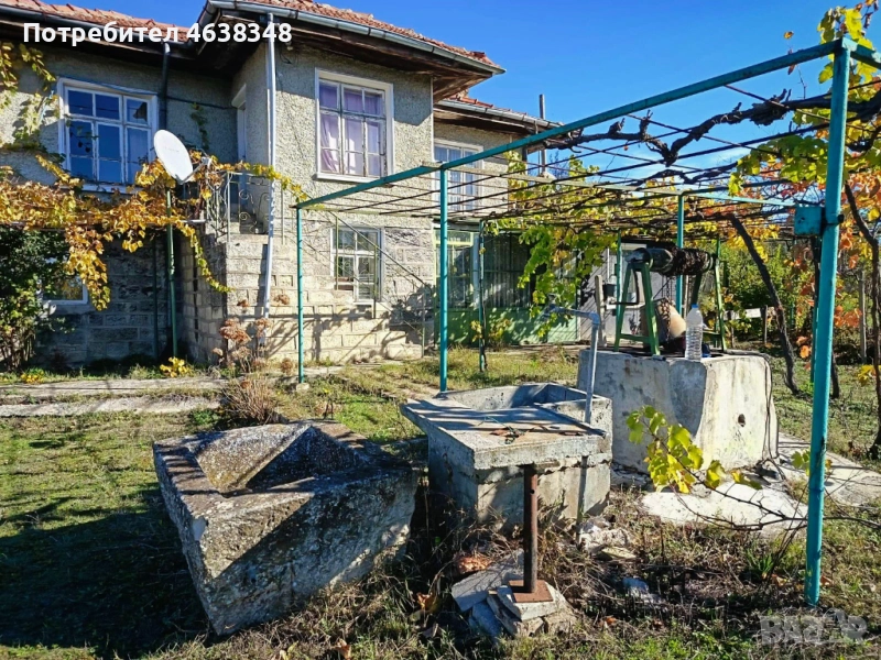 Продава масивна каменна къща и голямо дворно място, снимка 1