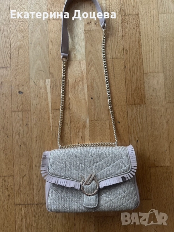 Бежова чанта със златна дръжка и ресни