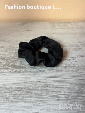 Сатенено черно скрънчи тип текстилен ластик за коса  🖤