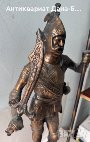 Масивна бронзова фигура „Средновековен рицар“ – Антикварна статуетка с детайлна изработка, снимка 4 - Антикварни и старинни предмети - 54237918