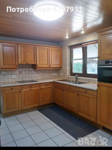 Ъглова кухня с дъбови вратички и уреди