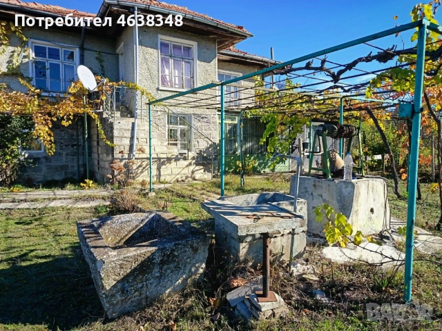 Продава масивна каменна къща и голямо дворно място