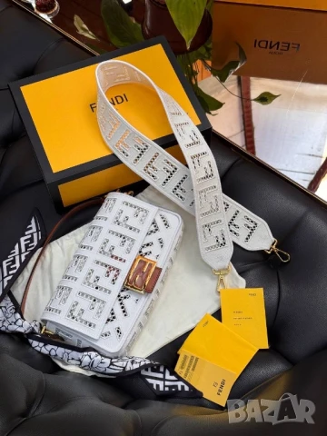 чанти FENDİ 
 
SİZE: 15cm x 27cm 

