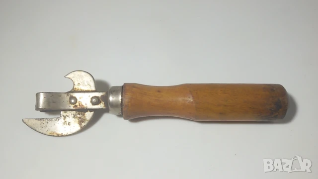 Ретро отварачка за бутилки и други неща с цилиндрична дръжка