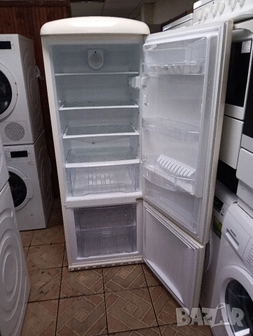 Бежов комбиниран хладилник с фризер ретро дизайн Gorenje с две години гаранция!, снимка 5 - Хладилници - 52544026