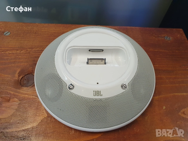 Компактна колонка JBL Може да се ползва с aux кабел. Има си адаптер към нея. Страхотен звук за такав, снимка 3 - Тонколони - 51960992
