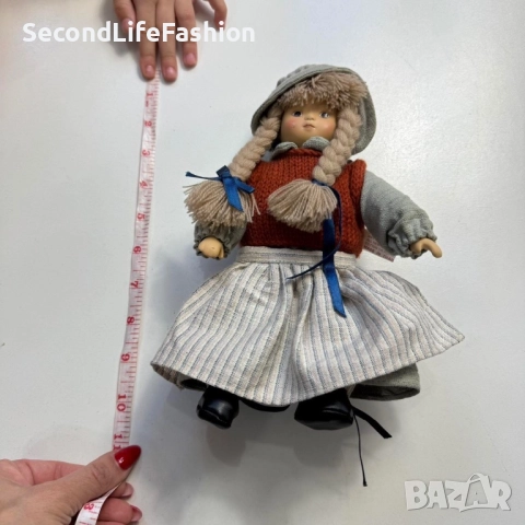 Порцеланова кукла Tregaardens Julehus Drobak от Норвегия, висока 25 см. Колекционерска кукла, рядка., снимка 7 - Колекции - 52516688