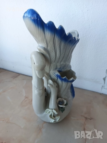 Порцеланова ваза с лебеди, снимка 2 - Вази - 51736474