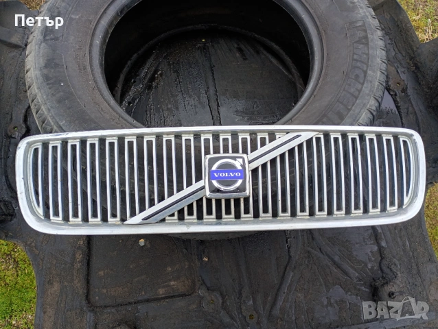 Решетка с емблема предна броня Волво В70 volvo V70 2000-2005г, снимка 2 - Части - 53375256